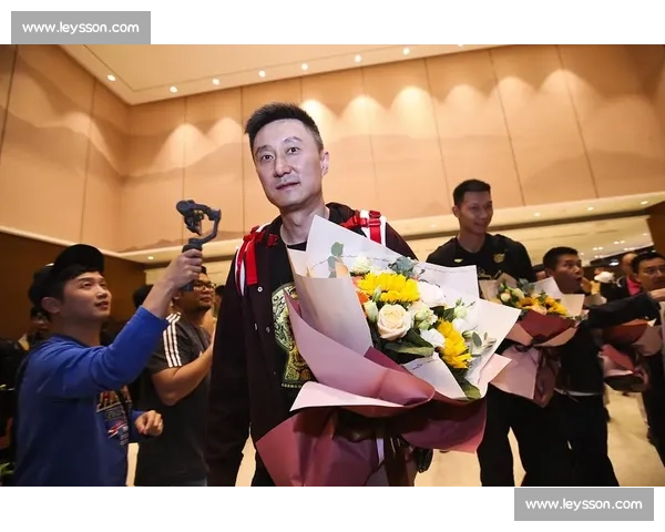 盐城球迷凯旋高铁站沸腾 鹿鸣欢歌致谢苏州