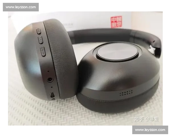 智能降噪耳机，隔绝喧嚣，只留战场的呼唤！